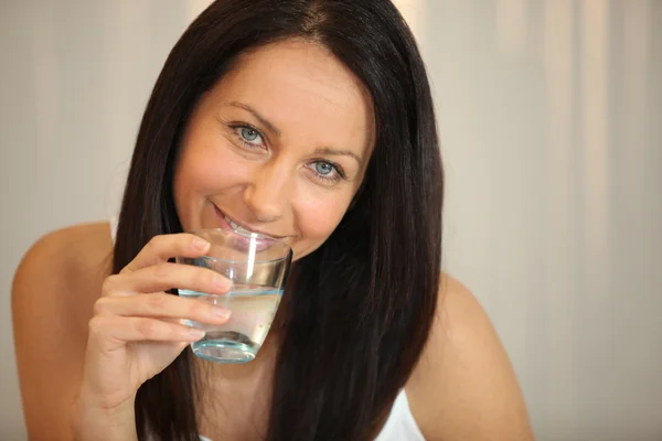 Женщина пьет стакан воды — стоковое фото