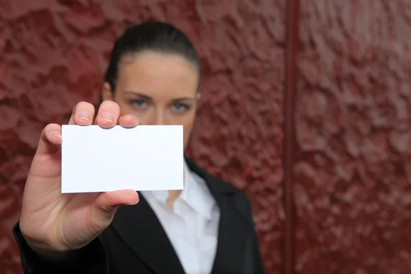 Iş kadını ziyaret kart tutan — Stok fotoğraf