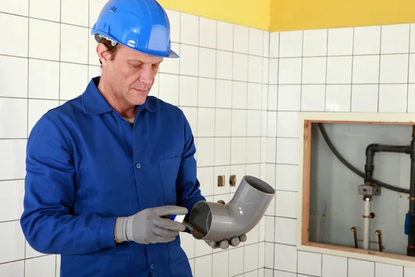 Fontanero trabajando en el baño público — Foto de Stock