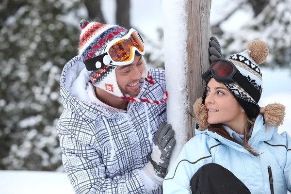 Junges Ski-Paar — Stockfoto