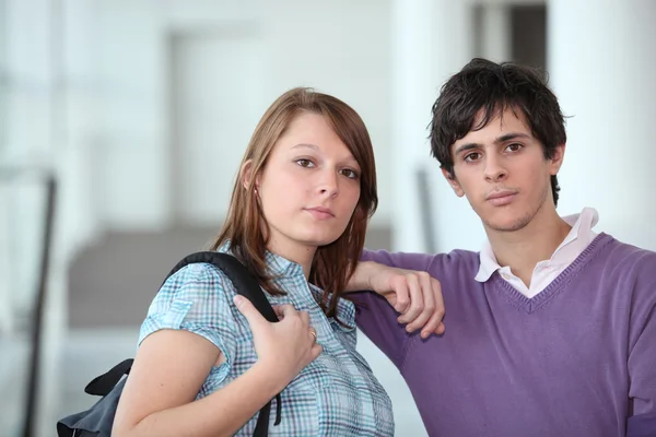 Два ученика стояли в школьном коридоре — стоковое фото