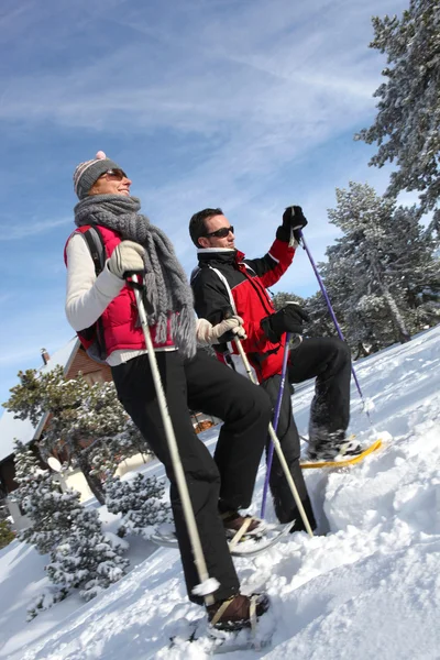Couple snow-shoeing — Stock Photo, Image