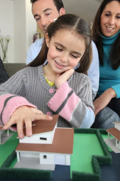 Young family with model housing — Stock Photo, Image