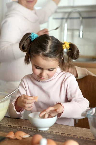 Маленька дівчинка готує яйця — стокове фото