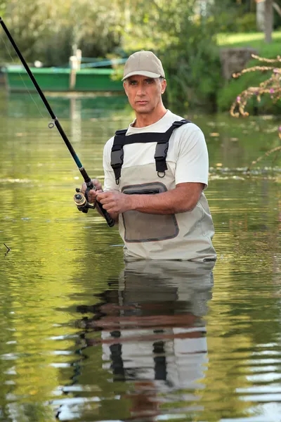 Fiskare i vattnet — Stockfoto
