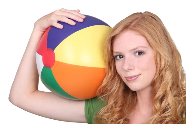 Dospívající dívka s nafukovací plážový míč — Stock fotografie