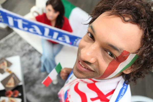 2 개의 이탈리아 팬 들 집에서 보고 경기 — 스톡 사진