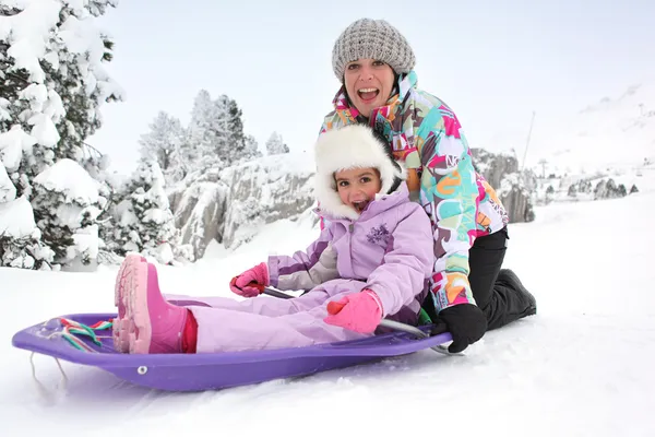 Anne ve kızı sledging — Stok fotoğraf