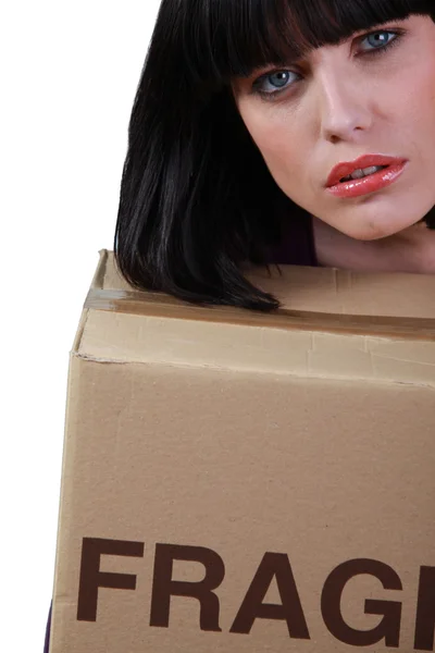 Brunette in elkaar gezakt op verwijdering doos — Stockfoto