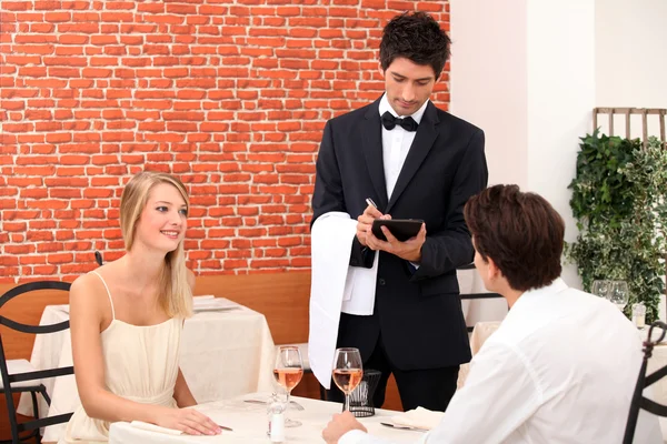 Pareja en restaurante — Foto de Stock