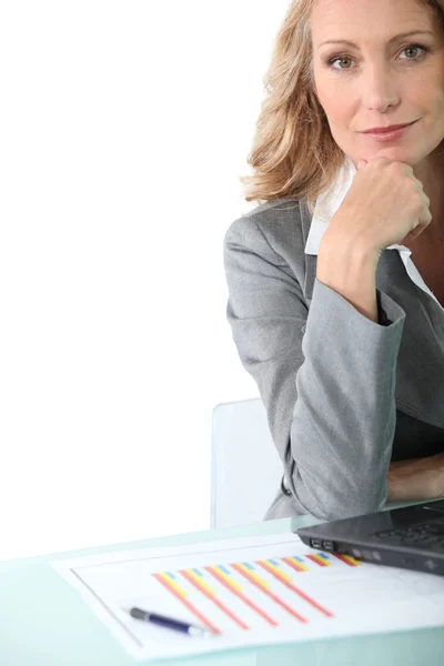 Affärskvinna på laptop — Stockfoto
