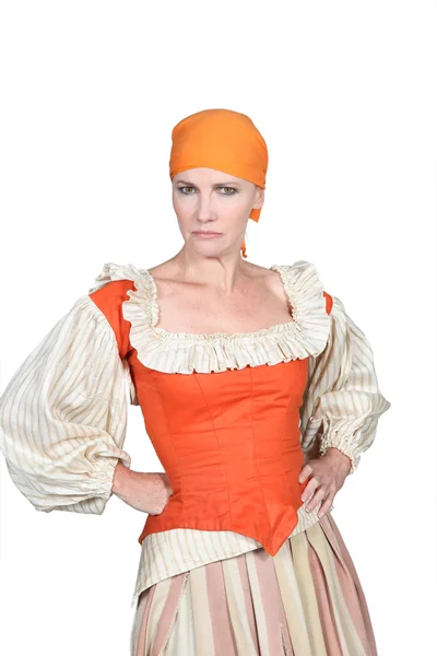 Frau im Pantomine-Outfit, runzelt die Stirn mit den Händen auf den Hüften — Stockfoto