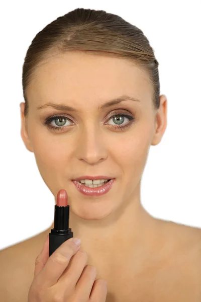 Mujer poniéndose lápiz labial —  Fotos de Stock