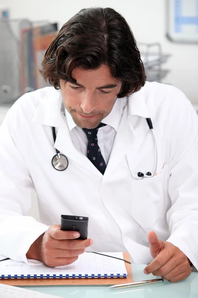 Doctor reading message — Stock Photo, Image