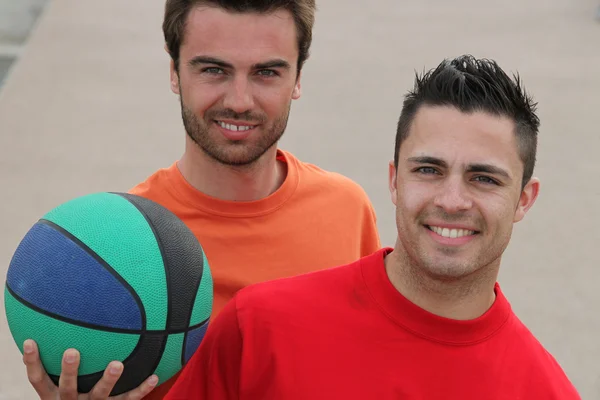 Dois homens jogando basquete ao ar livre — Fotografia de Stock