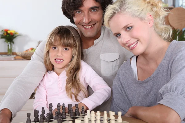 Famiglia che gioca a scacchi insieme — Foto Stock