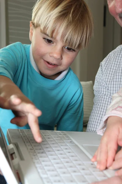 Rapaz aprendendo habilidades de computador — Fotografia de Stock
