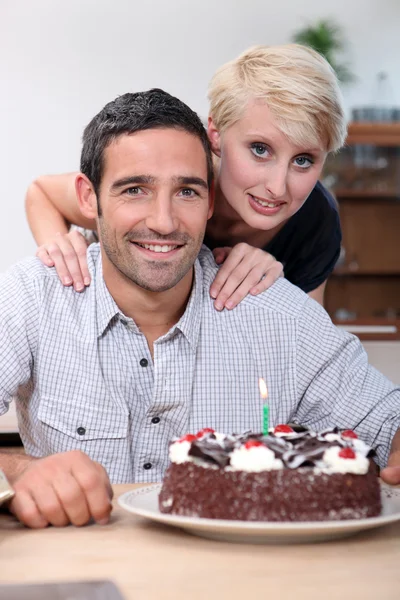 Par med födelsedagstårta Stockbild