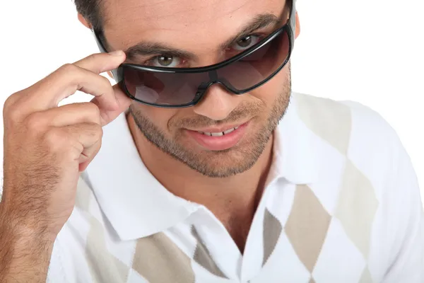Portret młodego mężczyzny nosić okulary przeciwsłoneczne — Zdjęcie stockowe