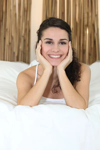 Brunette vrouw liggend in bed — Stockfoto