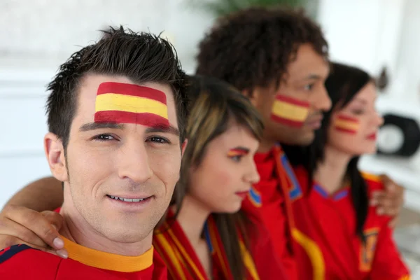 Két spanyol párok gyűlt össze, hogy figyelje a labdarúgó — Stock Fotó