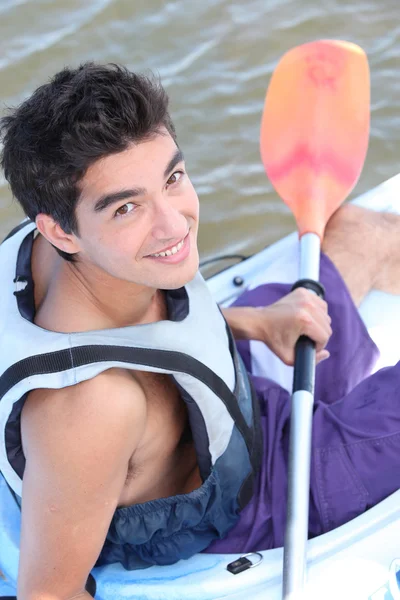Adolescente en canoa —  Fotos de Stock