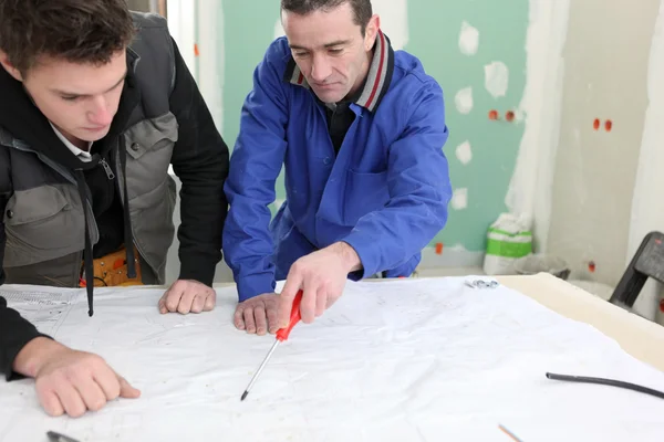 Deux hommes lancent un projet de bricolage — Photo