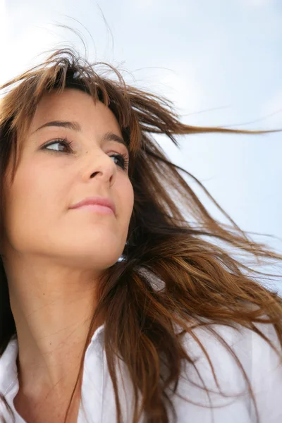 Wiejący wiatr włosy kobiety — Zdjęcie stockowe