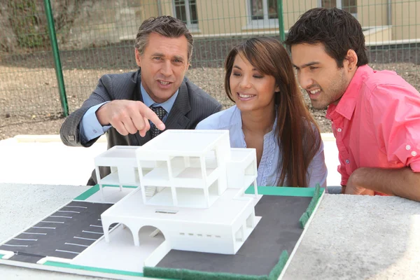 Bestuderen van een gebouw-model — Stockfoto