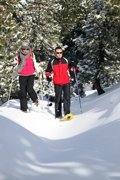 Par går i ski skor — Stockfoto