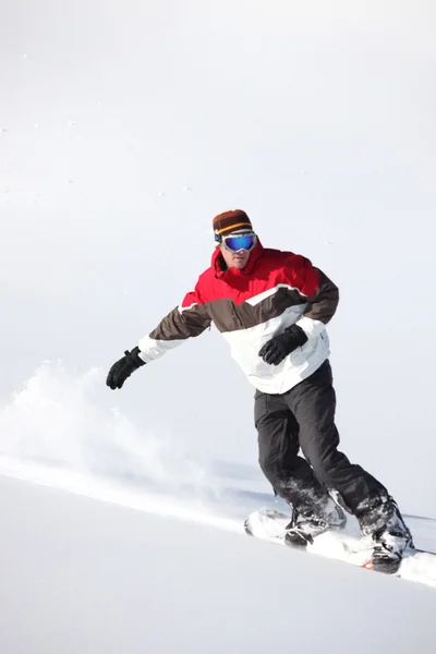 Snowboarder va cuesta abajo a alta velocidad — Foto de Stock