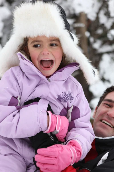 Apa és lánya birtoklás móka a hóban — Stock Fotó