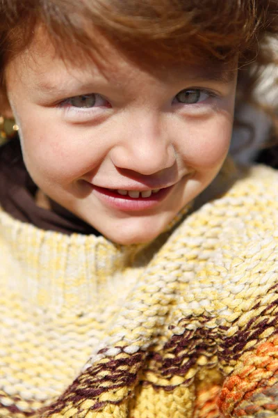 Μικρό κορίτσι φορώντας πουλόβερ σε εξωτερικούς χώρους — Φωτογραφία Αρχείου