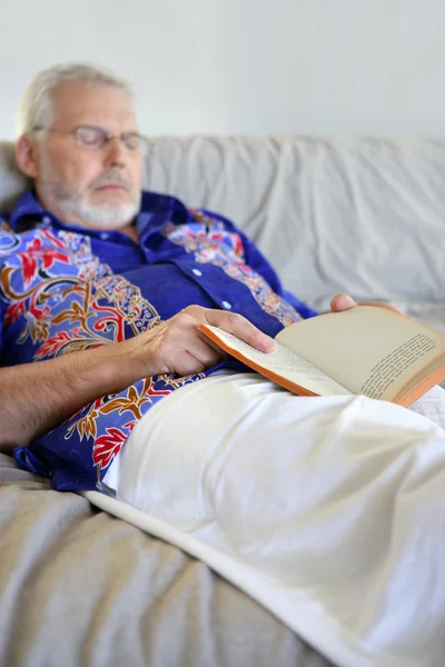 Alter Mann macht ein Nickerchen auf dem Sofa — Stockfoto