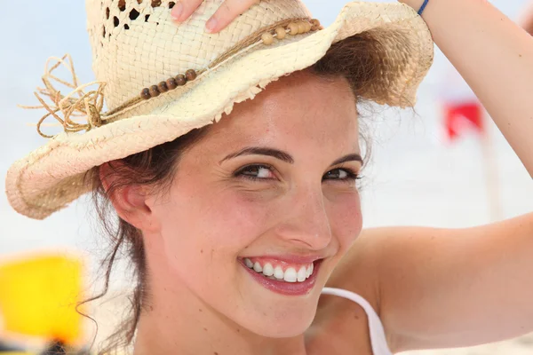 Morena feliz usando chapéu de palha — Fotografia de Stock