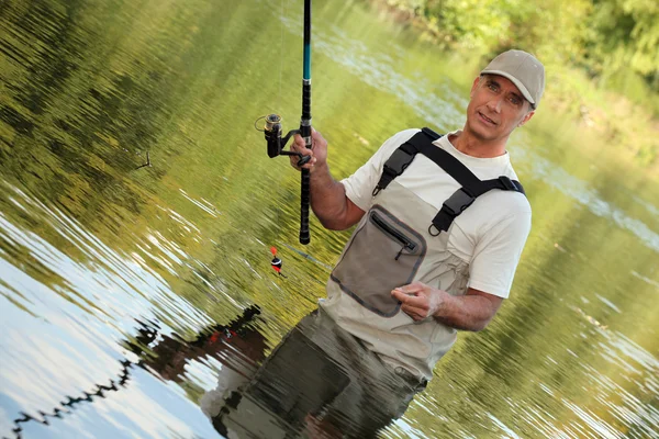 Imagen oblicua de un pescador en un río — Foto de Stock