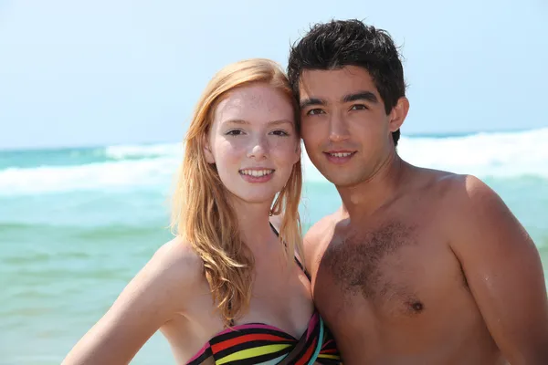 ビーチにいる若いカップルは — ストック写真