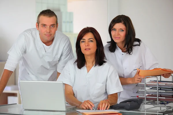 Tre kliniken arbetstagare — Stockfoto