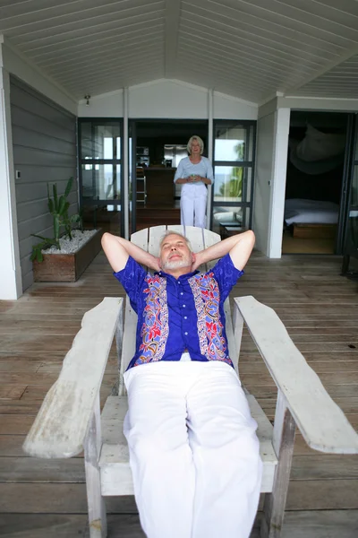 Osoby w podeszłym wieku para relaksujący poza domem — Zdjęcie stockowe