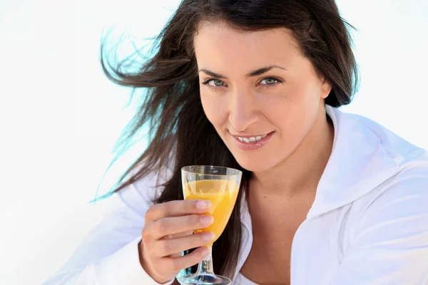 Vrouw drinken van SAP — Stockfoto