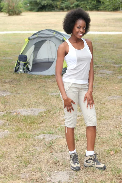 Woman stood by her tent — Stock Photo, Image