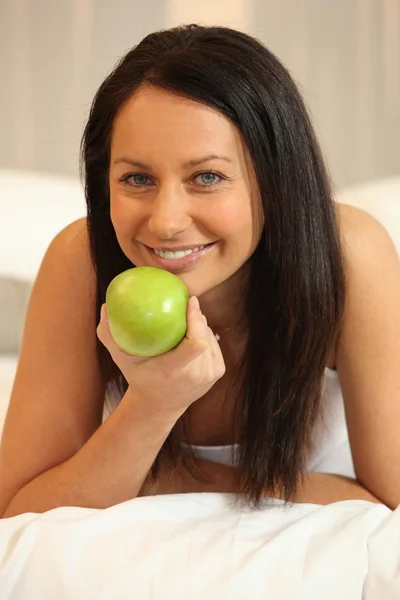 Μελαχρινή γυναίκα με πράσινο μήλο — Φωτογραφία Αρχείου