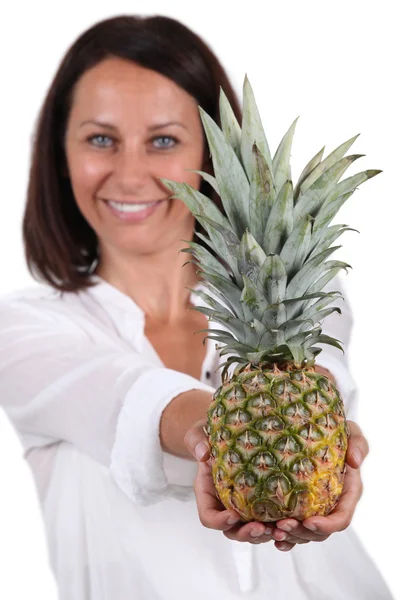 Frau mit ganzer Ananas — Stockfoto