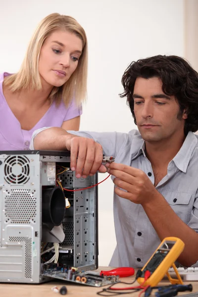 Homem reparar PC para colega — Fotografia de Stock