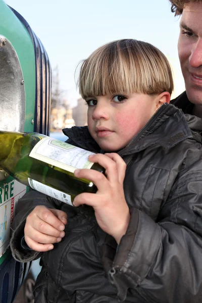 Pai ensinando seu filho a reciclar — Fotografia de Stock