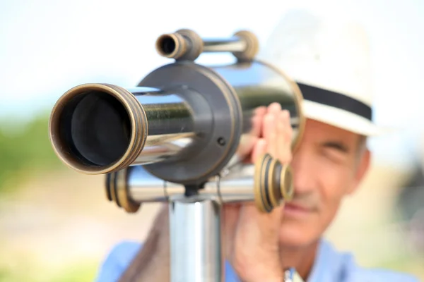 Homem com telescópio — Fotografia de Stock