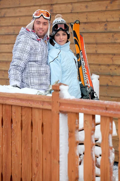 Para młodych narciarzy — Zdjęcie stockowe