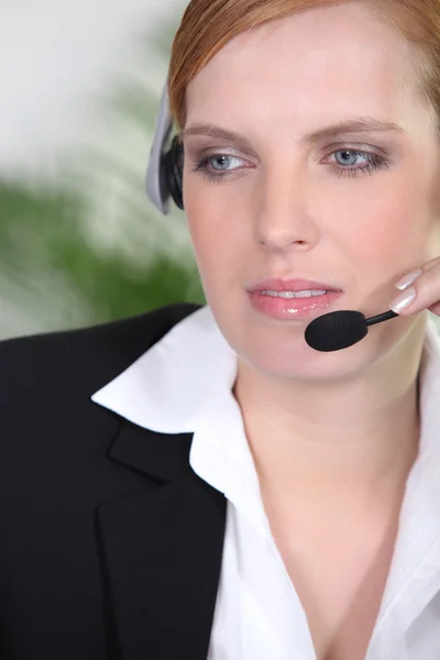 Receptionist met hoofdtelefoon en microfoon — Stockfoto