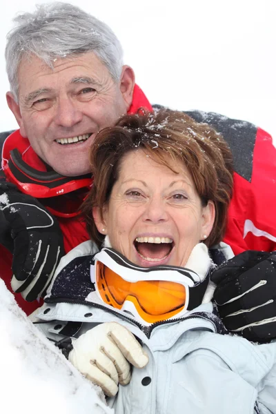 Senioren-Paar hat Spaß beim Skifahren — Stockfoto