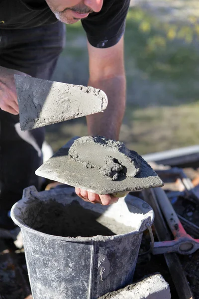 Man med cement och murslev — Stockfoto